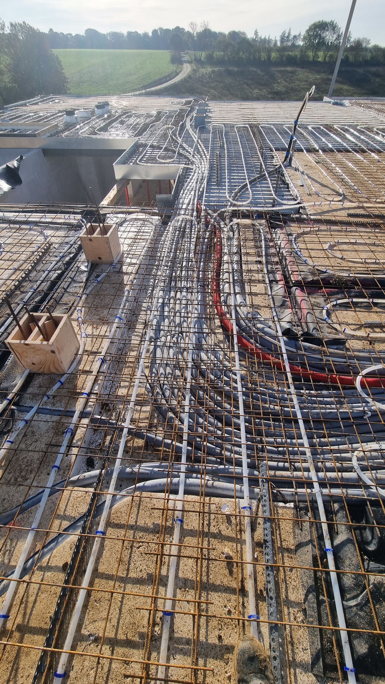 En byggeplads med mange ledninger, der går igennem den.