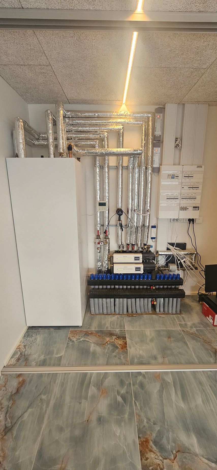 Et rum med en masse rør, der hænger fra loftet.