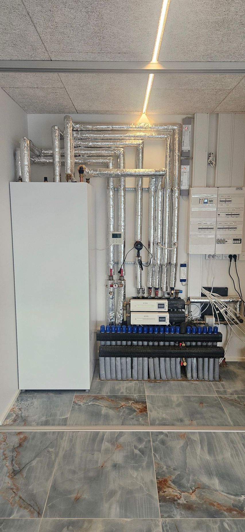 Et rum med mange rør og en varmelegeme i det.