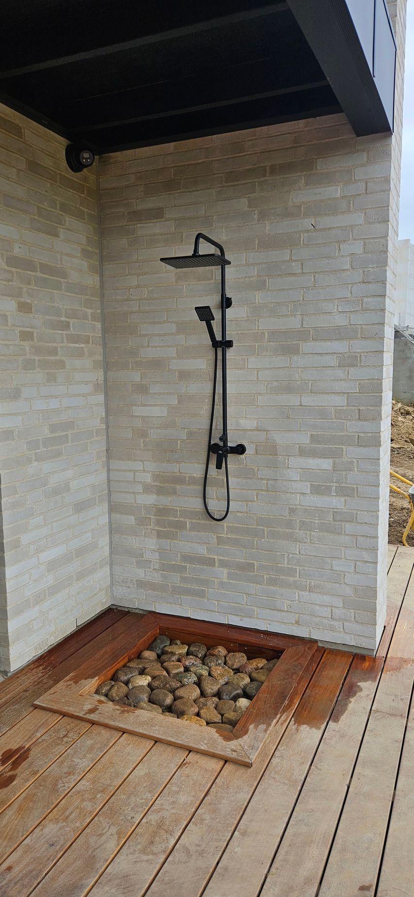 Der er et brusebad på siden af ​​bygningen.