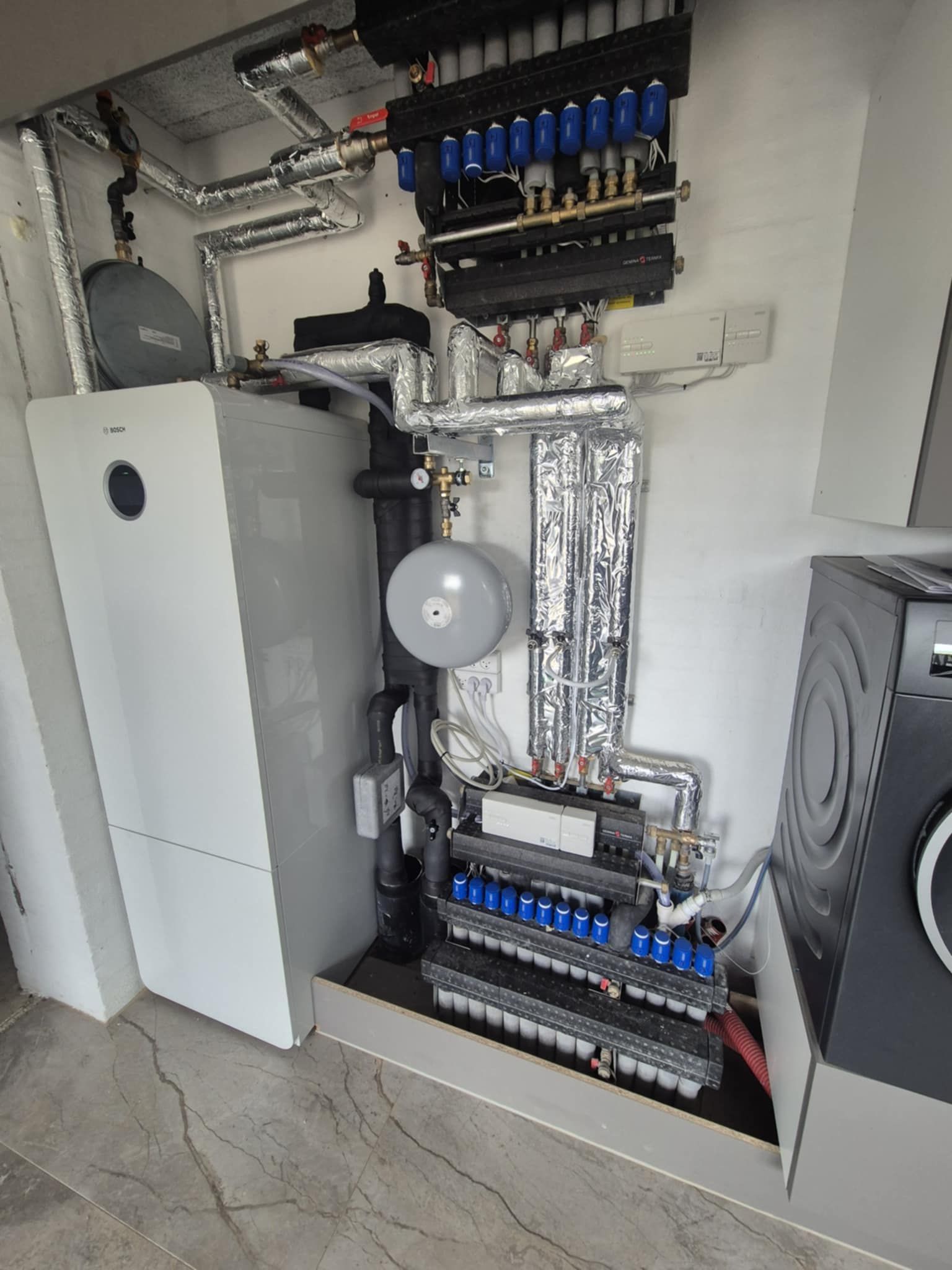 Et rum med en kedel og en vaskemaskine i det.