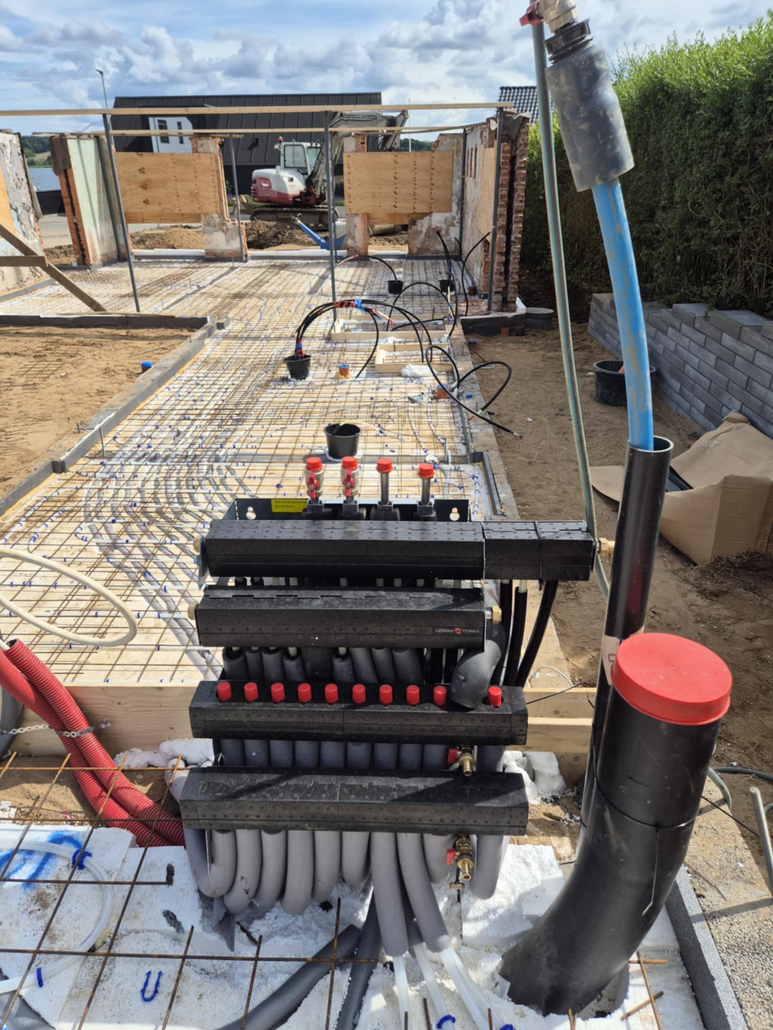 En masse rør ligger oven på et bord.