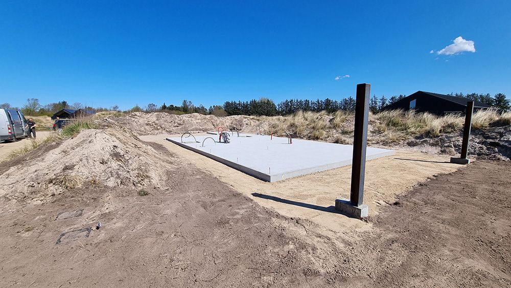 En grusvej med en betonplade i midten.