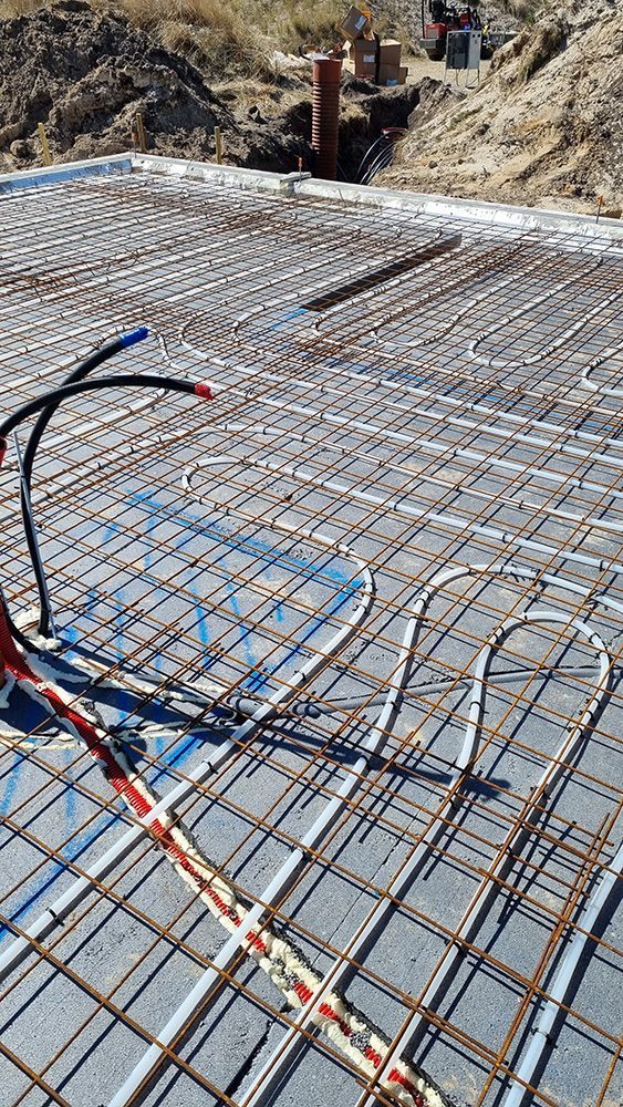 Et nærbillede af et betongulv med elektriske ledninger på.