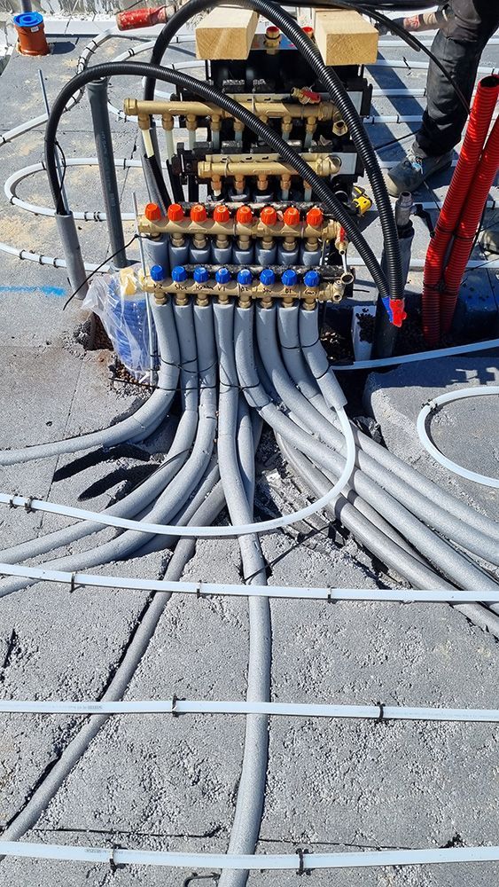 En flok rør kommer ud af et hul i jorden.