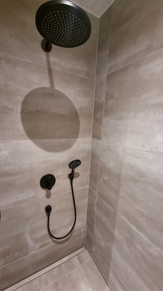 Et nærbillede af et brusehoved i et badeværelse.