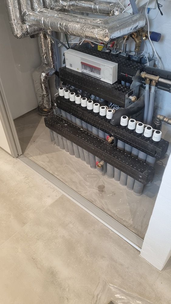 Et rum med en masse elektrisk udstyr på gulvet.