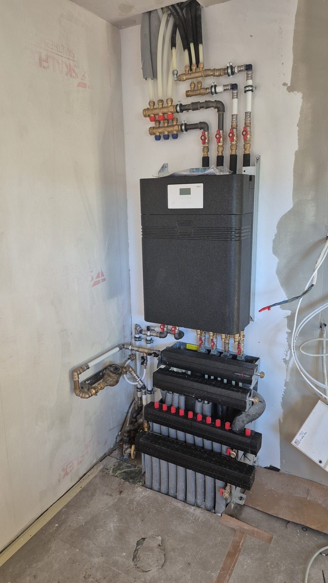 Et rum med varmelegeme og rør hængende fra væggen.