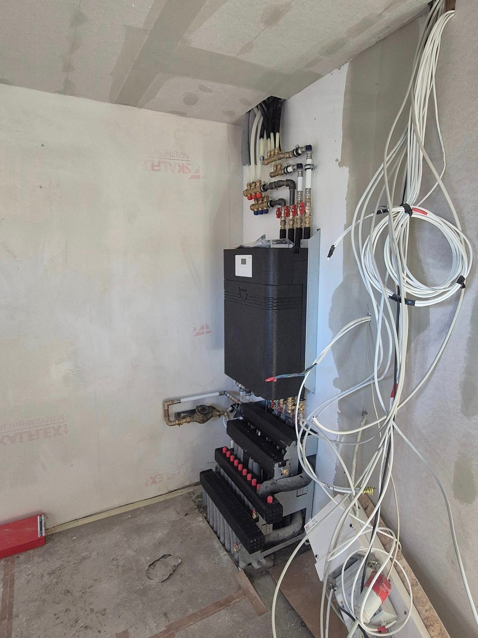 Et rum med en masse ledninger hængende fra loftet.