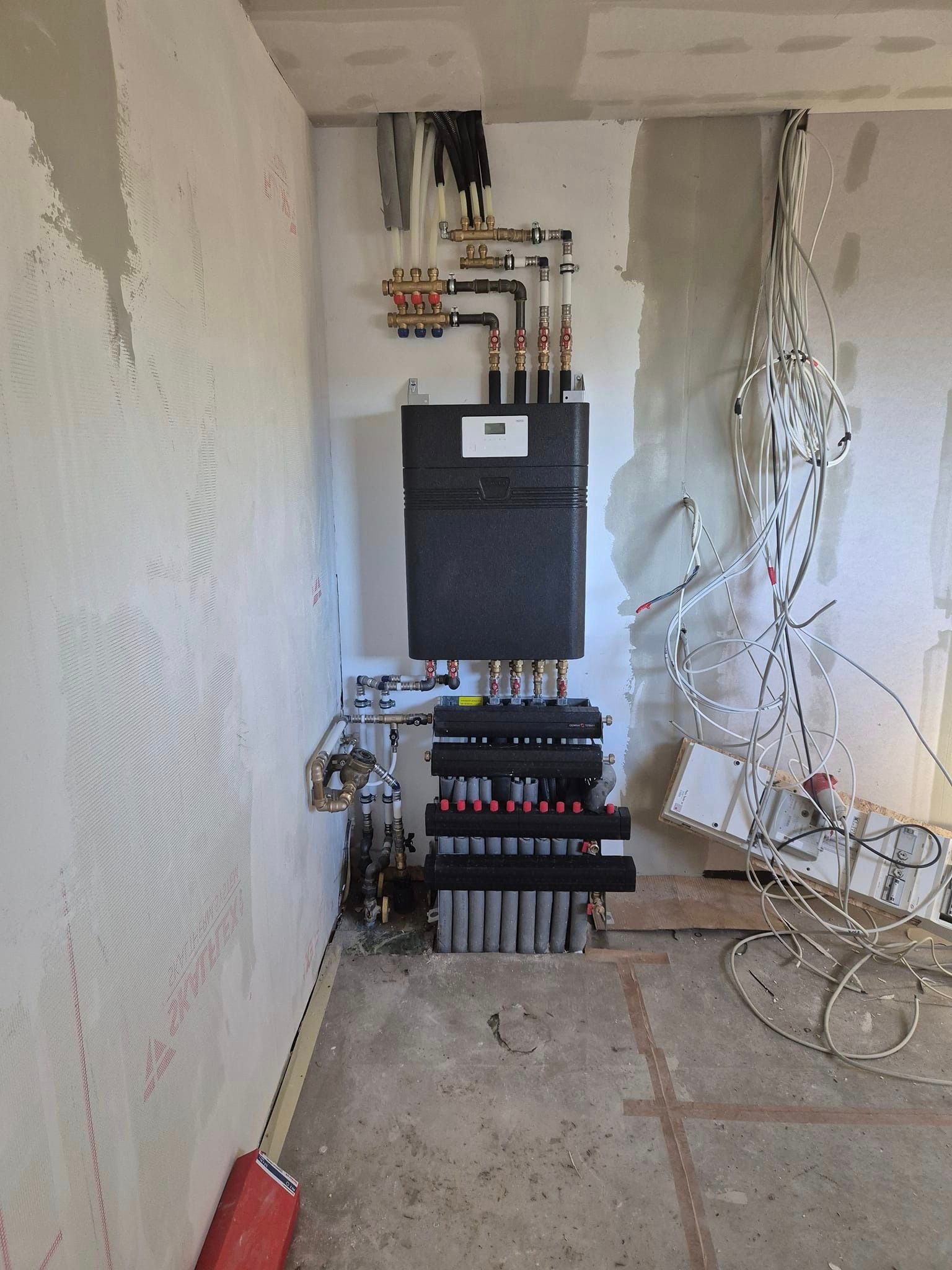 Et rum med en masse ledninger hængende fra loftet.