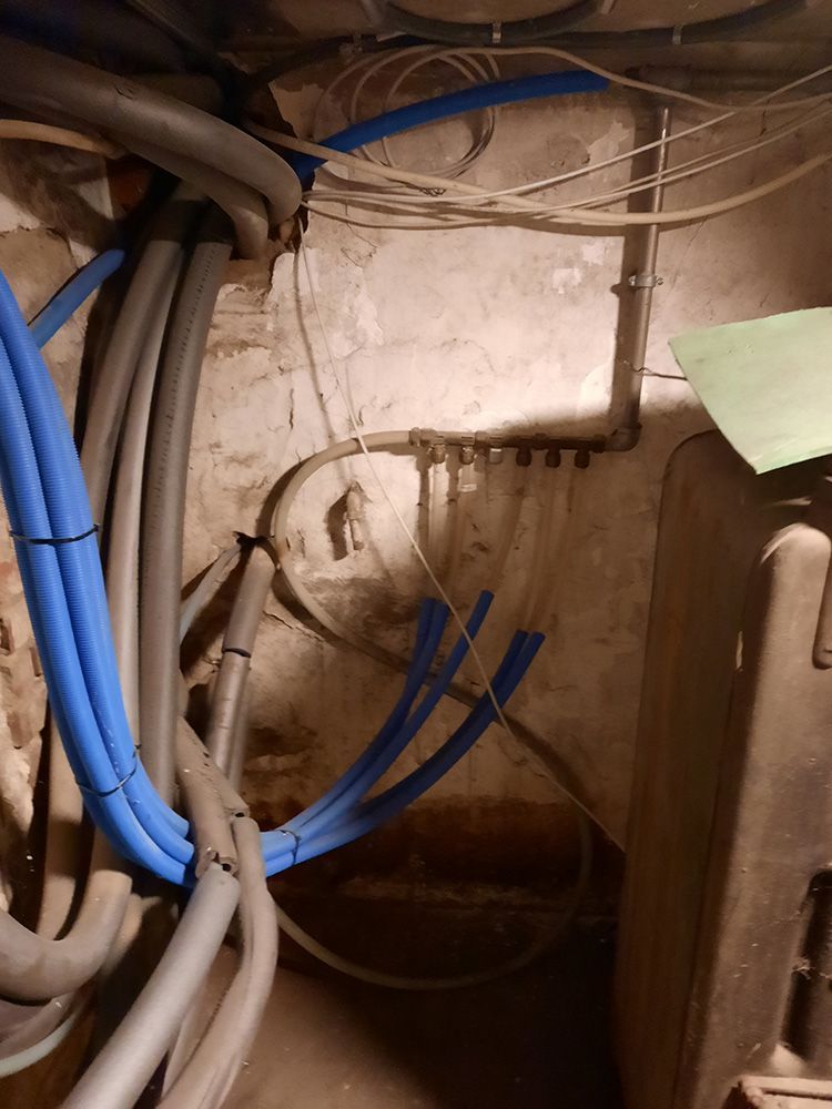 En flok blå rør er forbundet til en væg