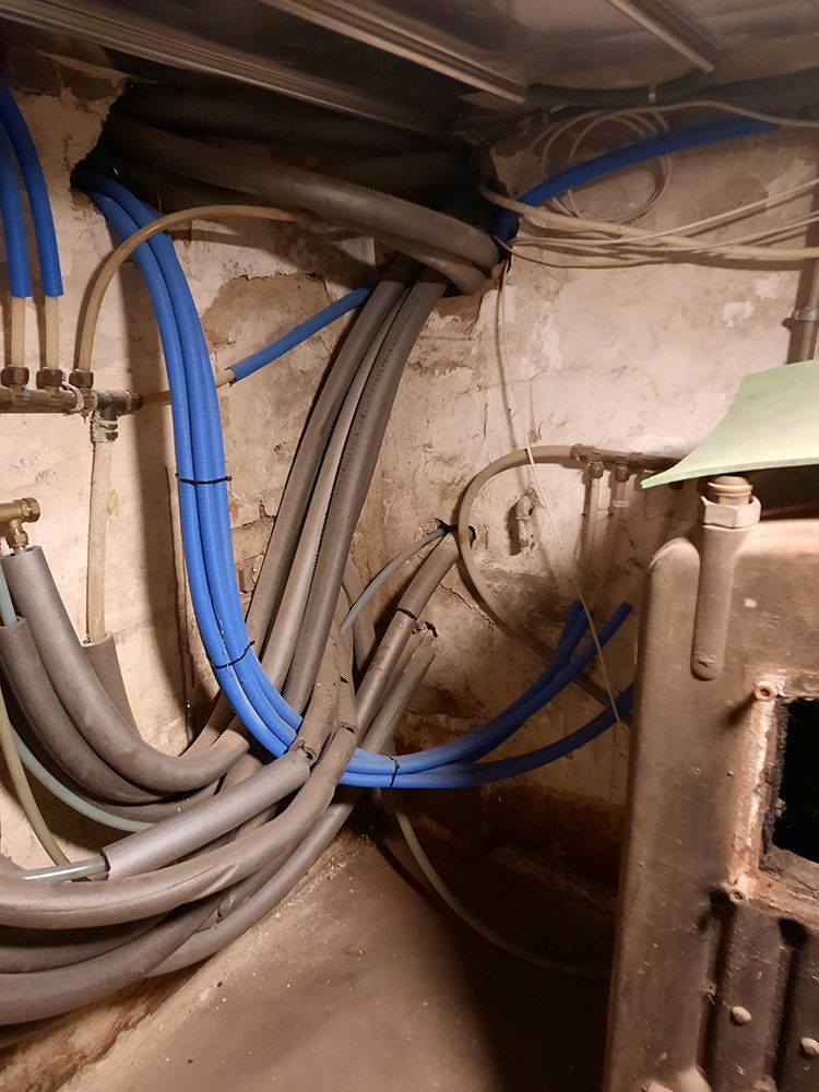 En masse ledninger er forbundet til en væg