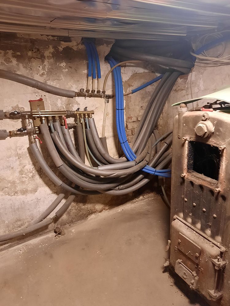 Et rum med en masse ledninger hængende fra loftet.