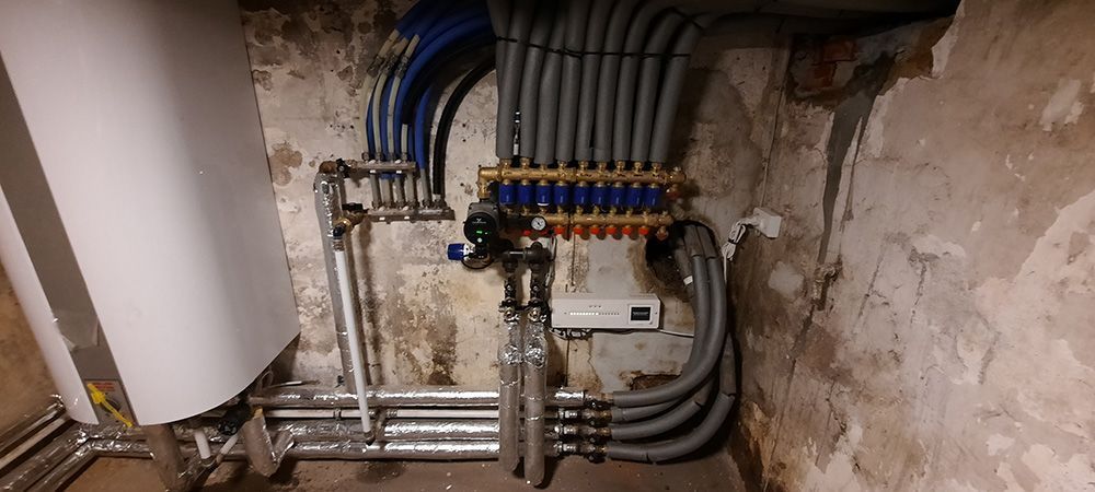 En flok rør er forbundet til en væg i et rum.