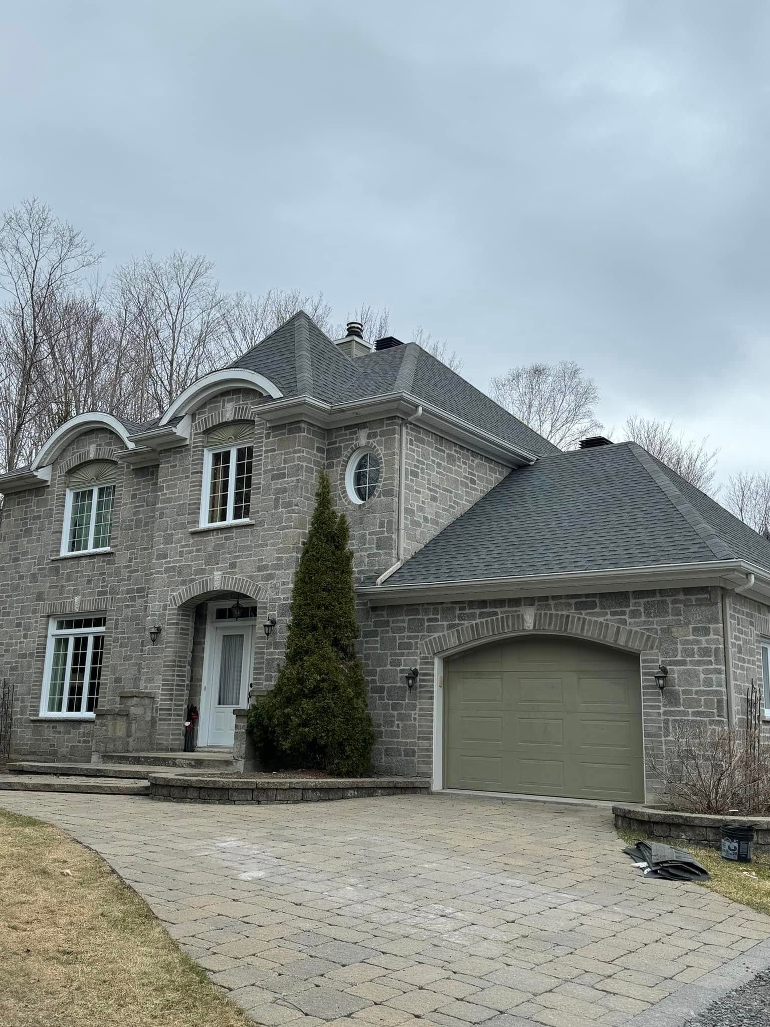 Une vue aérienne d'un bâtiment avec beaucoup de voitures garées devant lui.