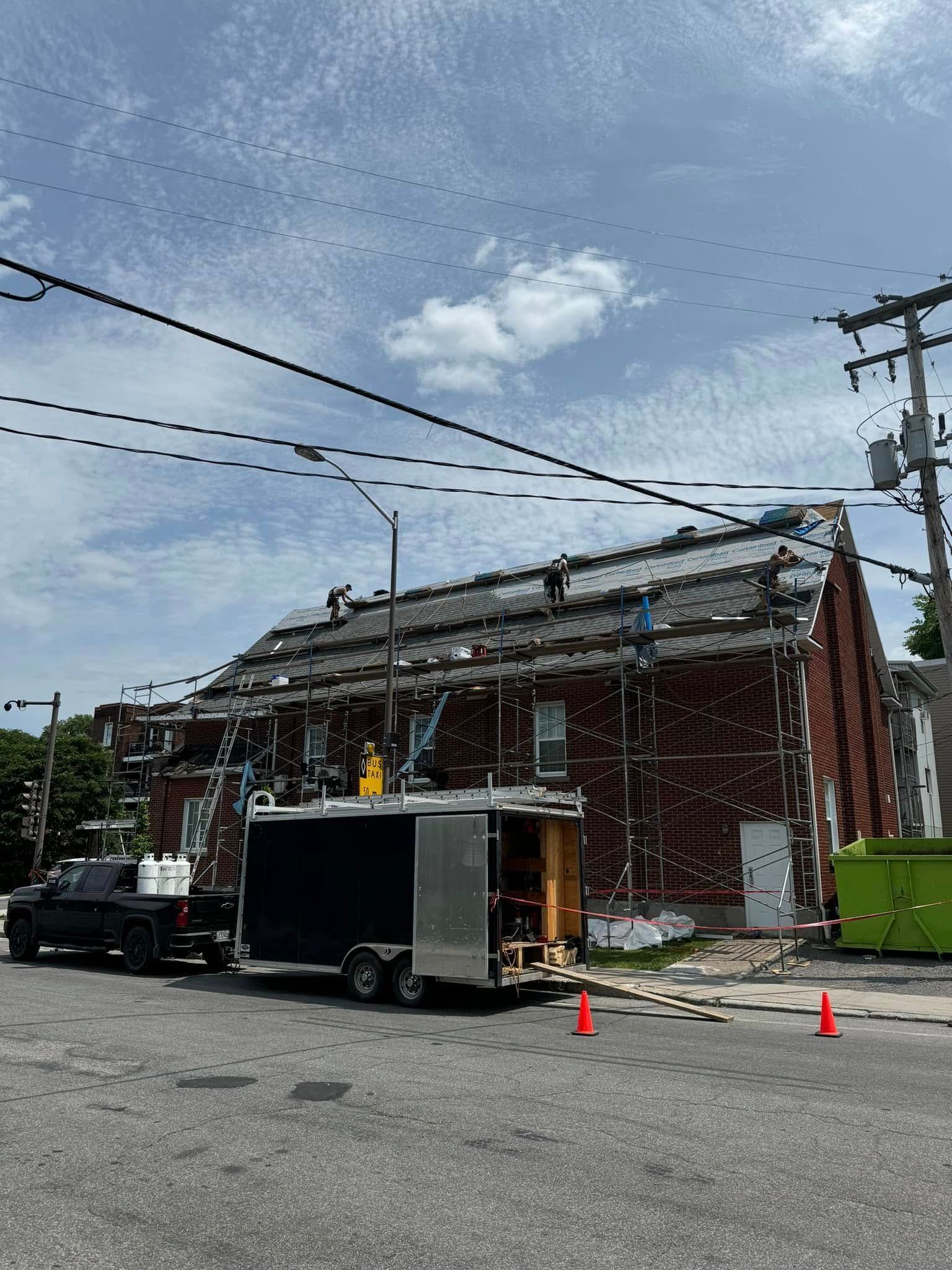 Un toit avec une cheminée dessus et des arbres en arrière-plan.