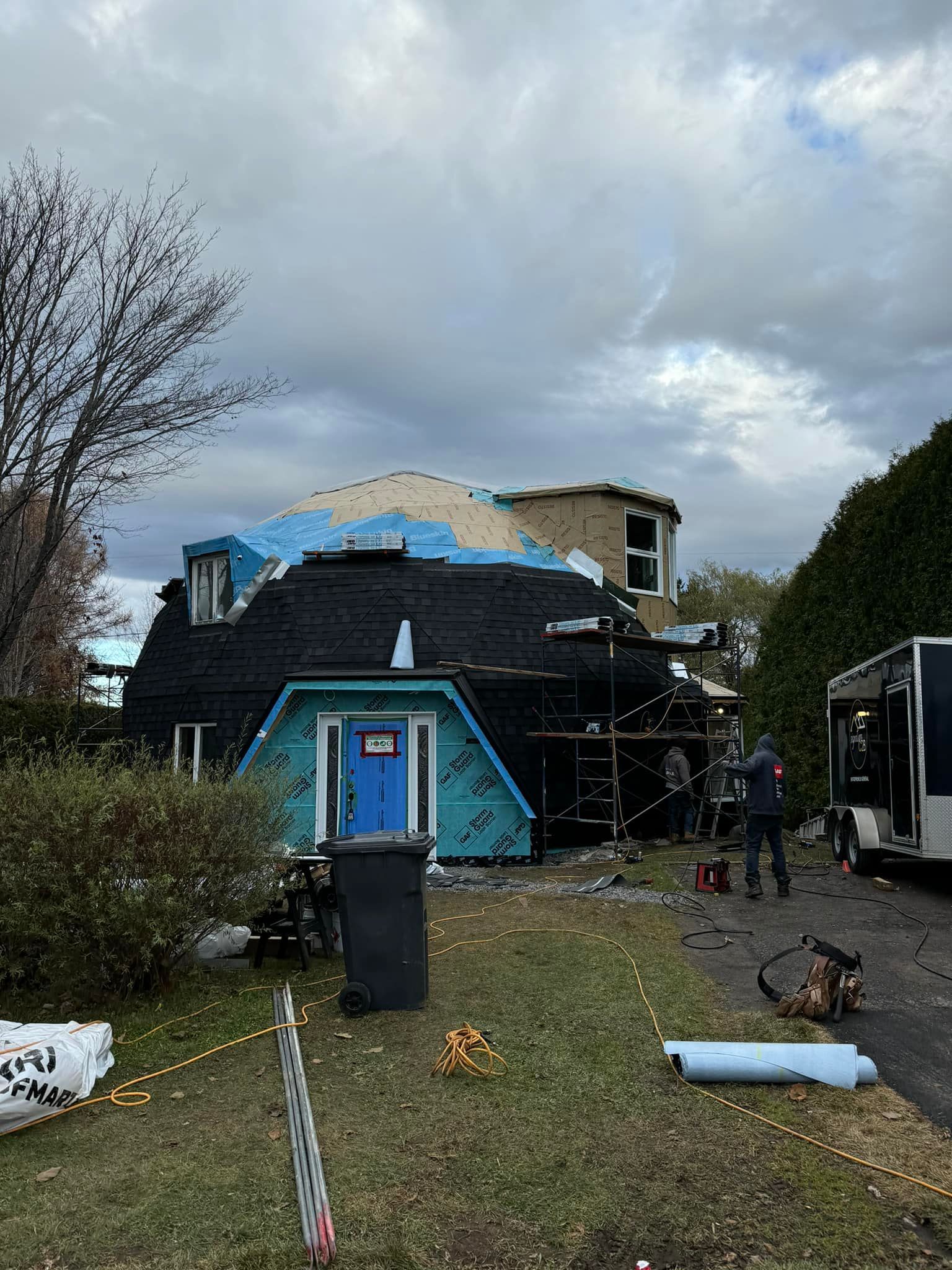 Une maison avec un toit en forme de dôme est en cours de rénovation.