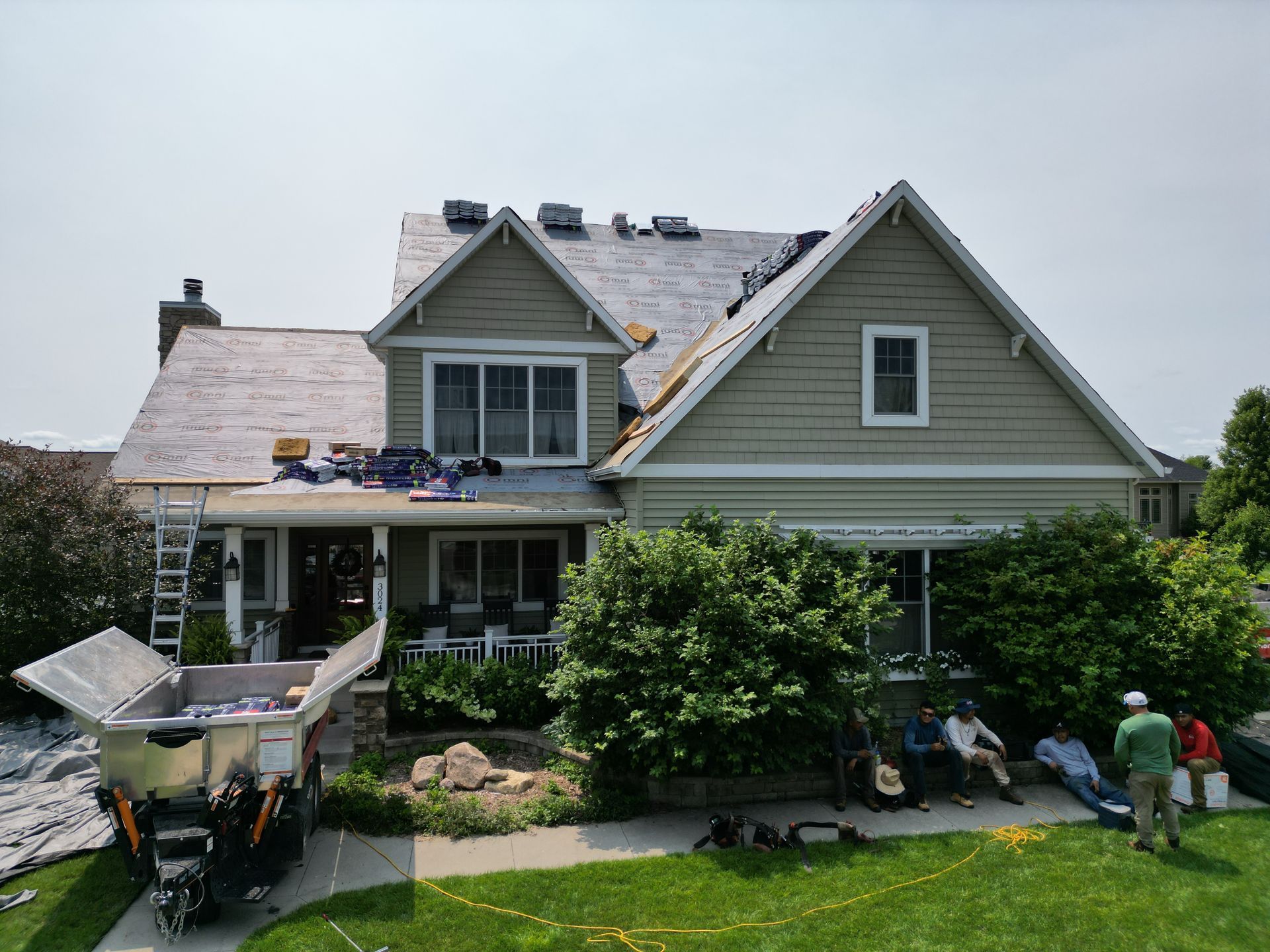A house with a roof that is being installed