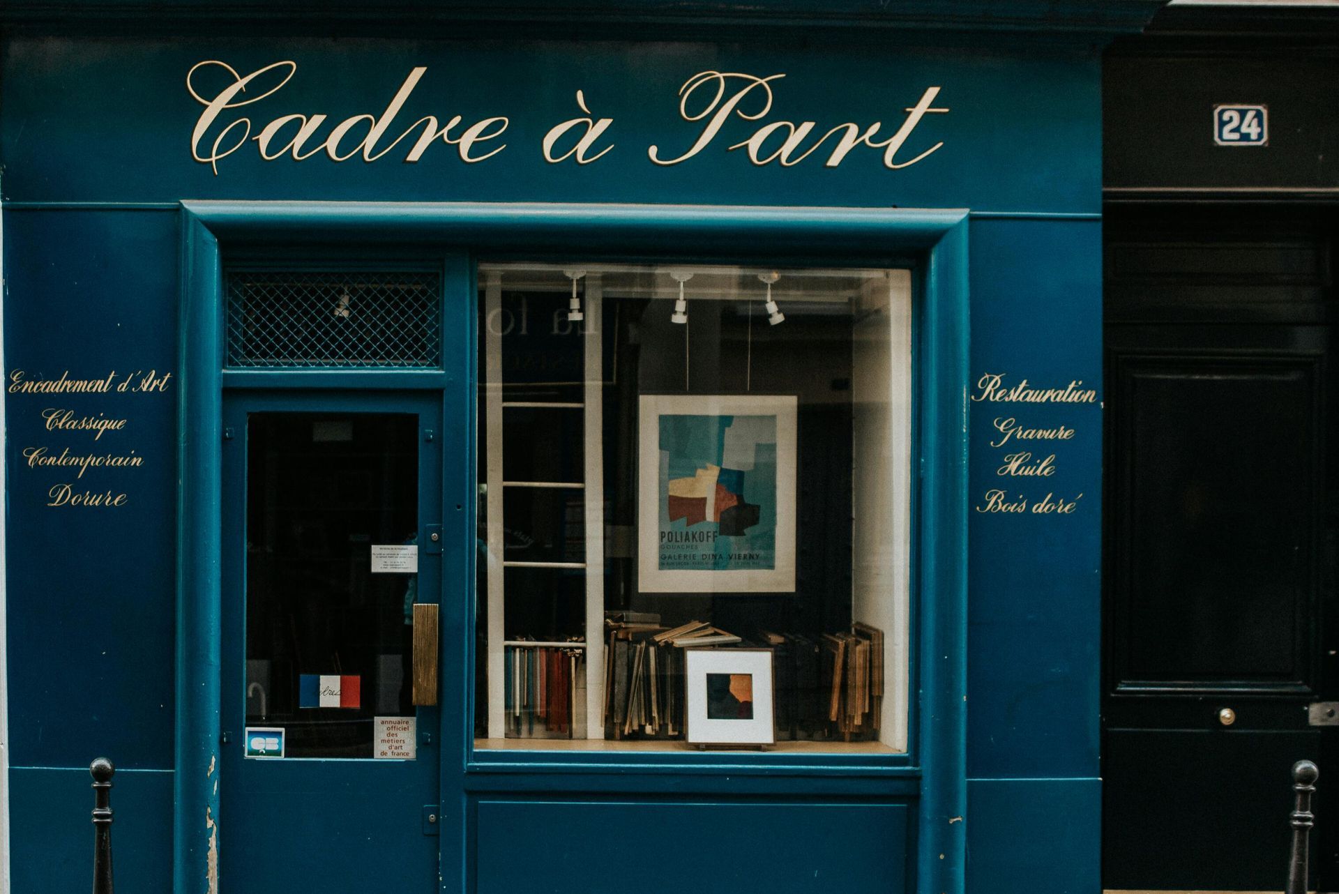 Sur la photo, on voit un magasin à cadres avec le titre 