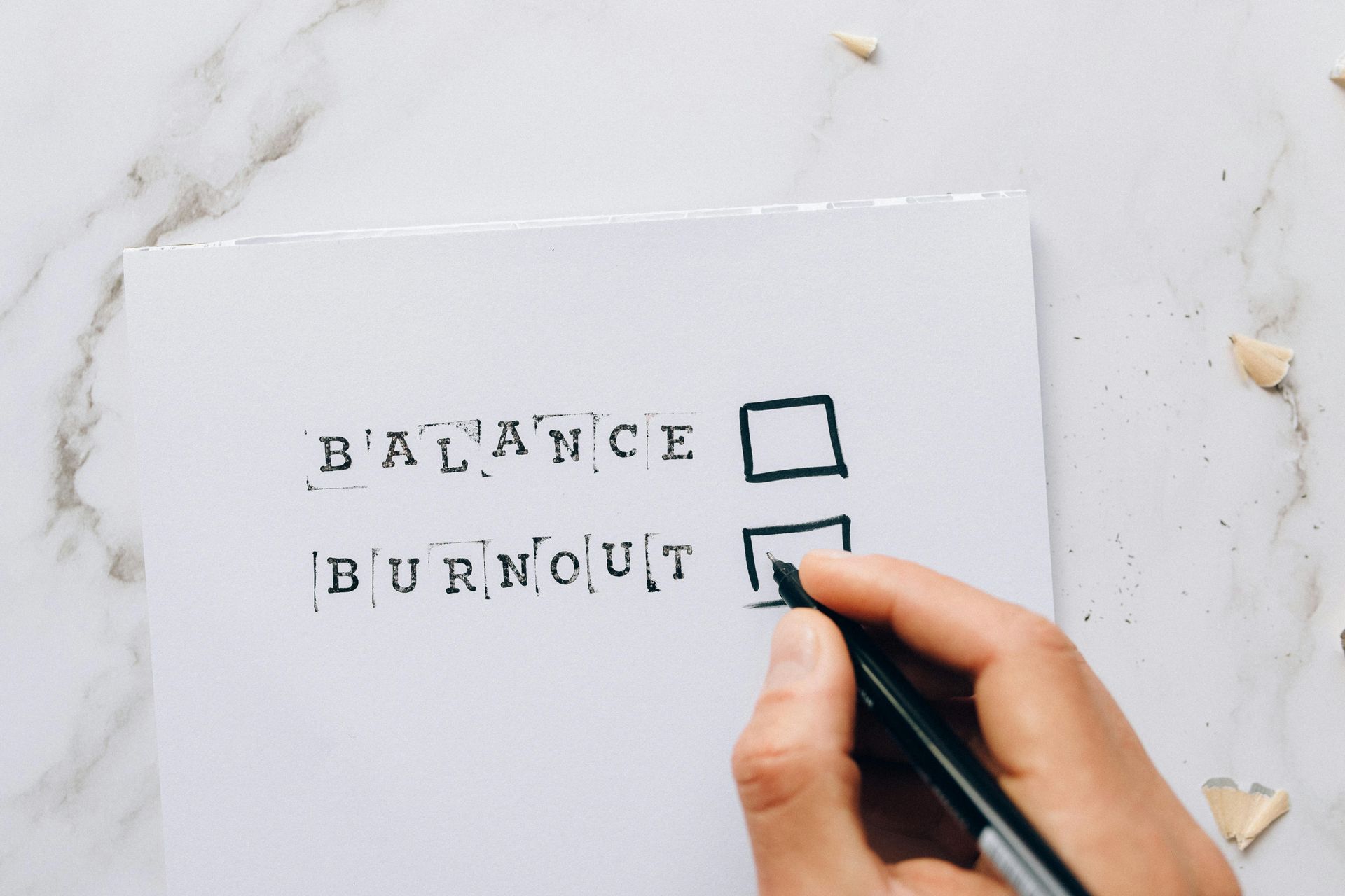 Auf dem Bild ist die Auswahlmöglichkeit: Balance oder Burnout, zum Ankreuzen