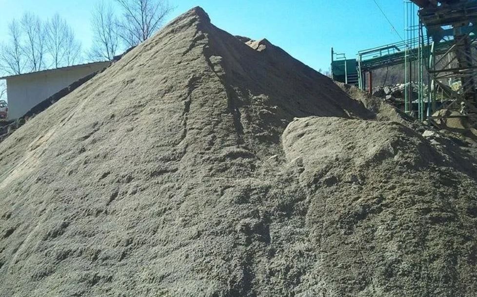 prodotti inerti per edilizia: sabbie, pietrisco, terre e stabilizzanti, massi di arenaria, materiali di recupero La Spezia