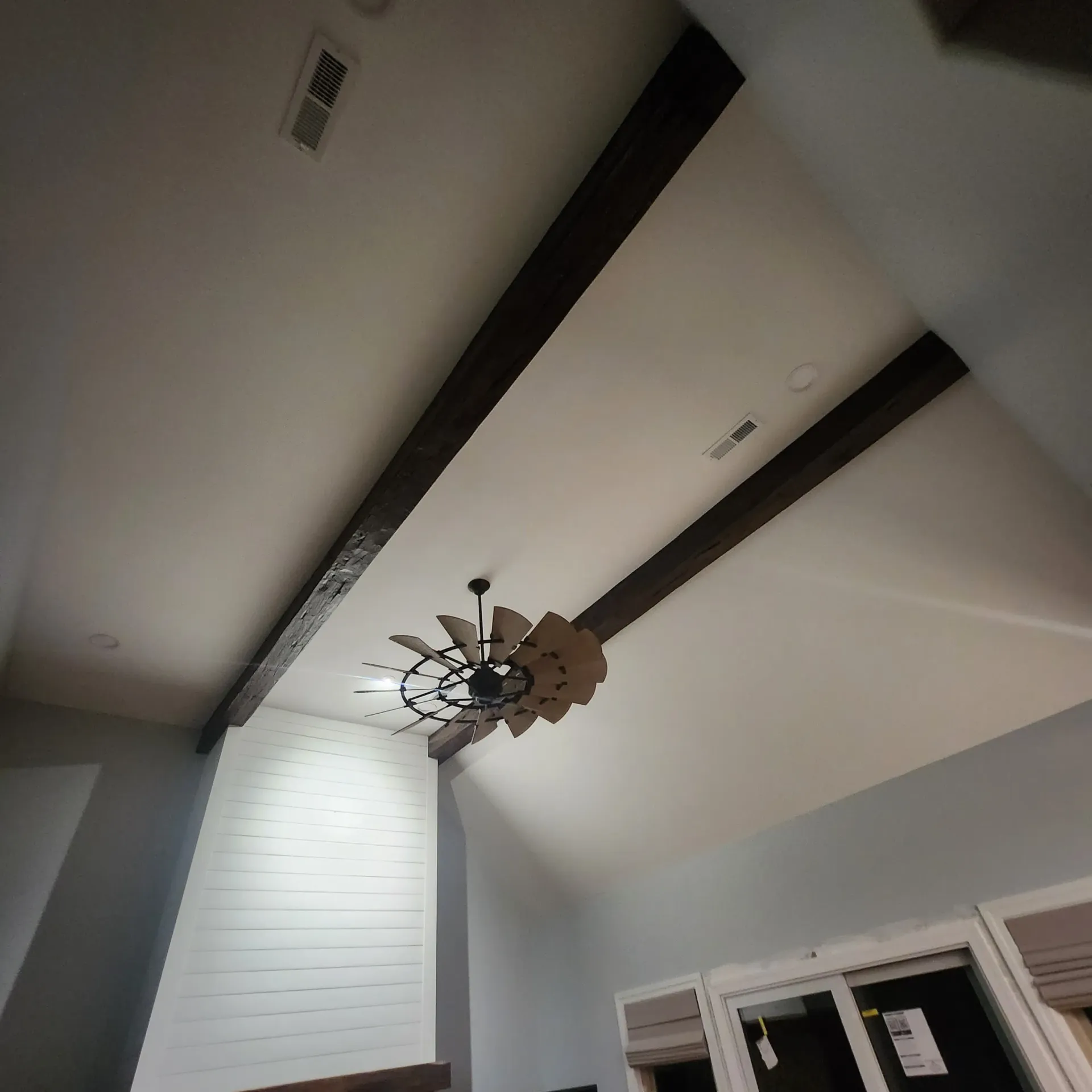 A ceiling fan is hanging from the ceiling of a room