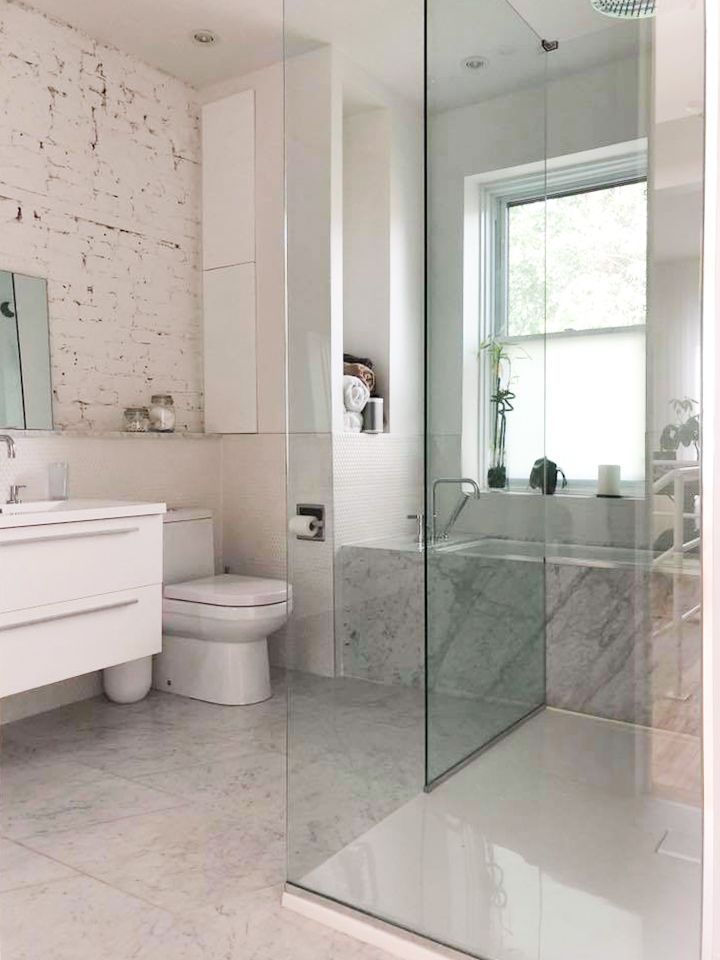 Une salle de bain avec WC, lavabo et douche à l'italienne.