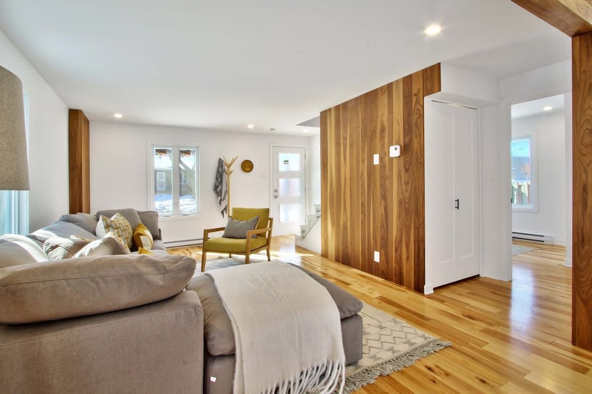 Un salon avec un canapé, une chaise et une lampe.