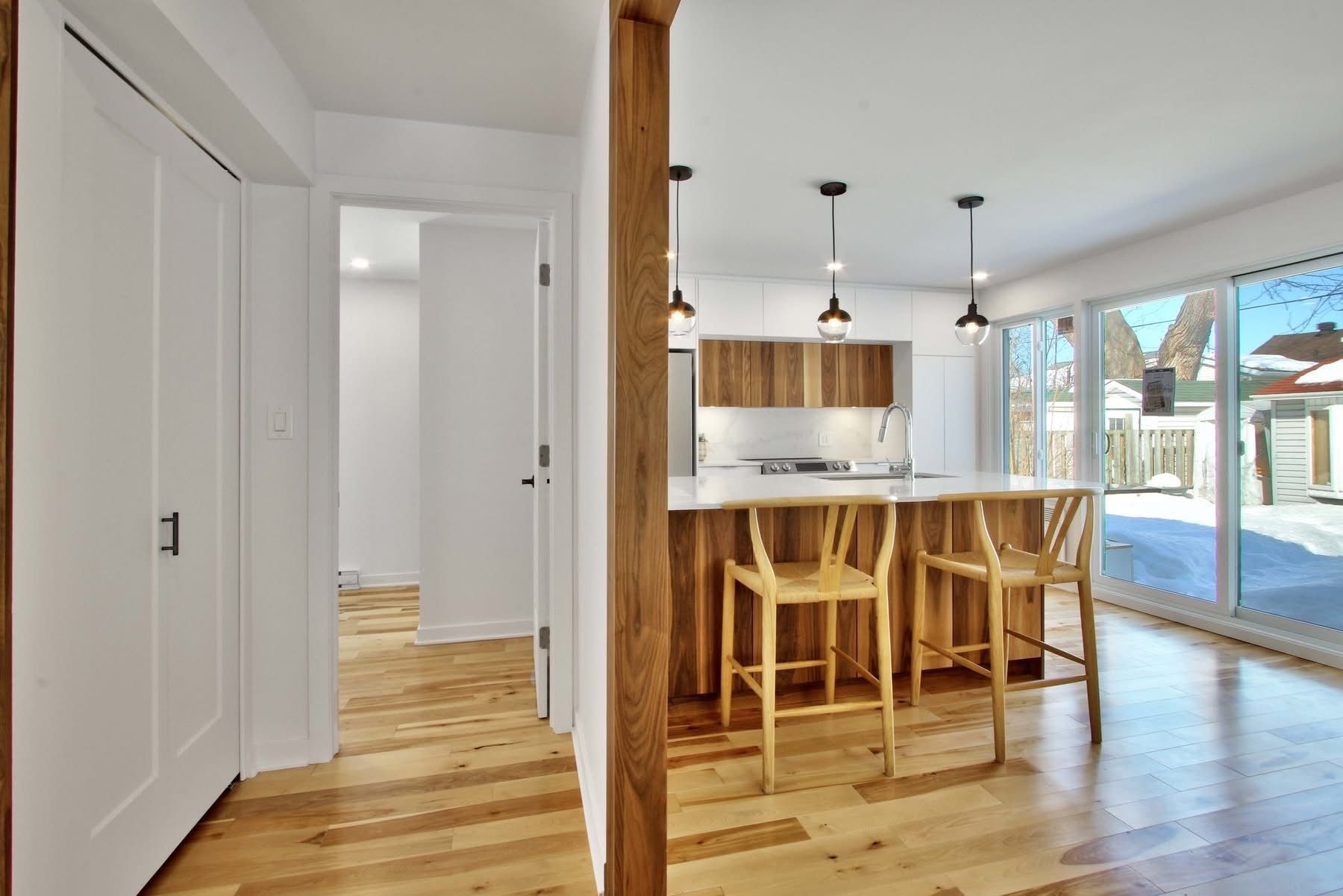 Une cuisine avec un îlot en bois et des tabourets