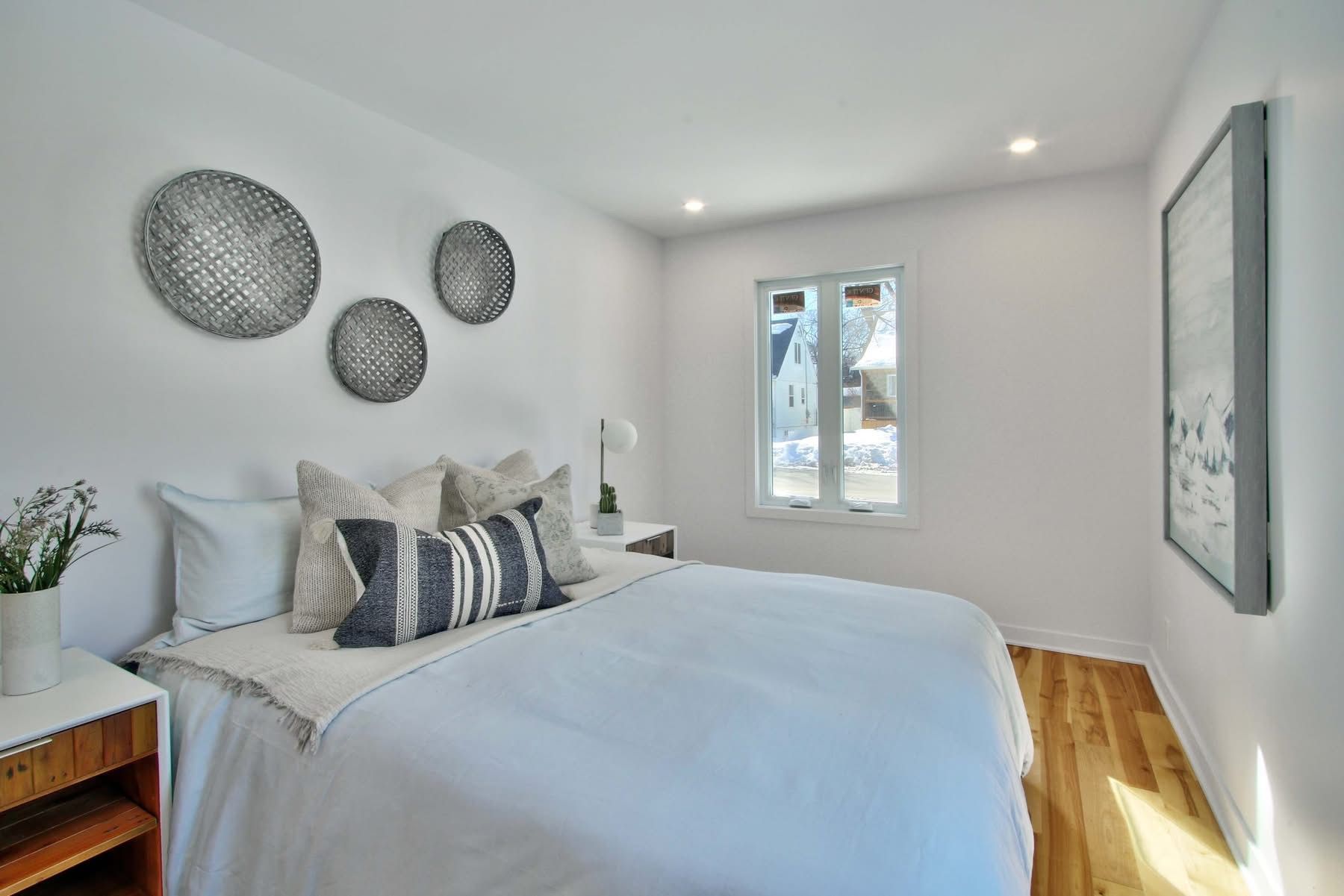 Une chambre avec un grand lit et une fenêtre.