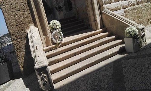 Corona di fiori e bouquets nelle scale di pietra