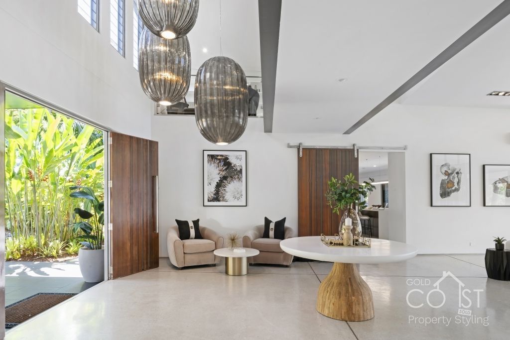 A living room with a table and chairs in it