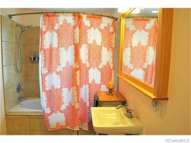 180 Aumoe Rd bathroom