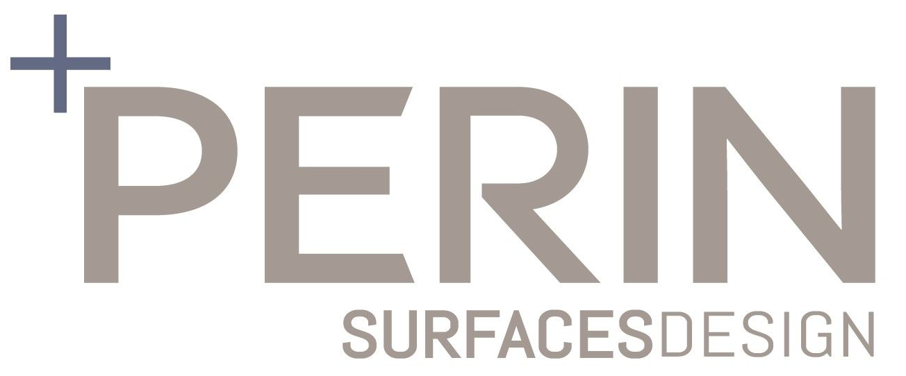Logo PERIN Surfaces Design in grigio con un'icona a forma di croce