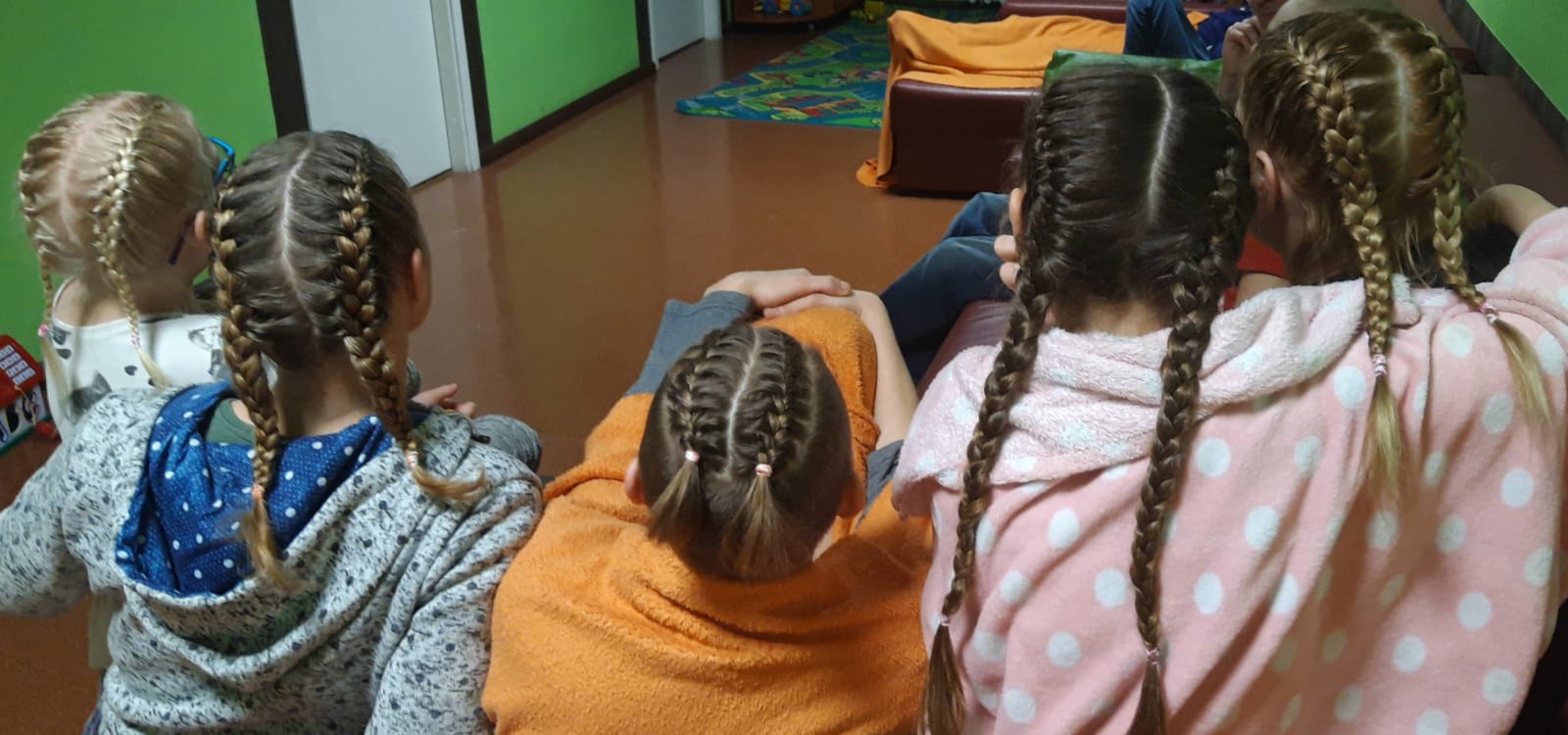 bērns, jaunieši, nepilngadīgie, krīzes centrs, kur meklēt palīdzību, bērna attīstība