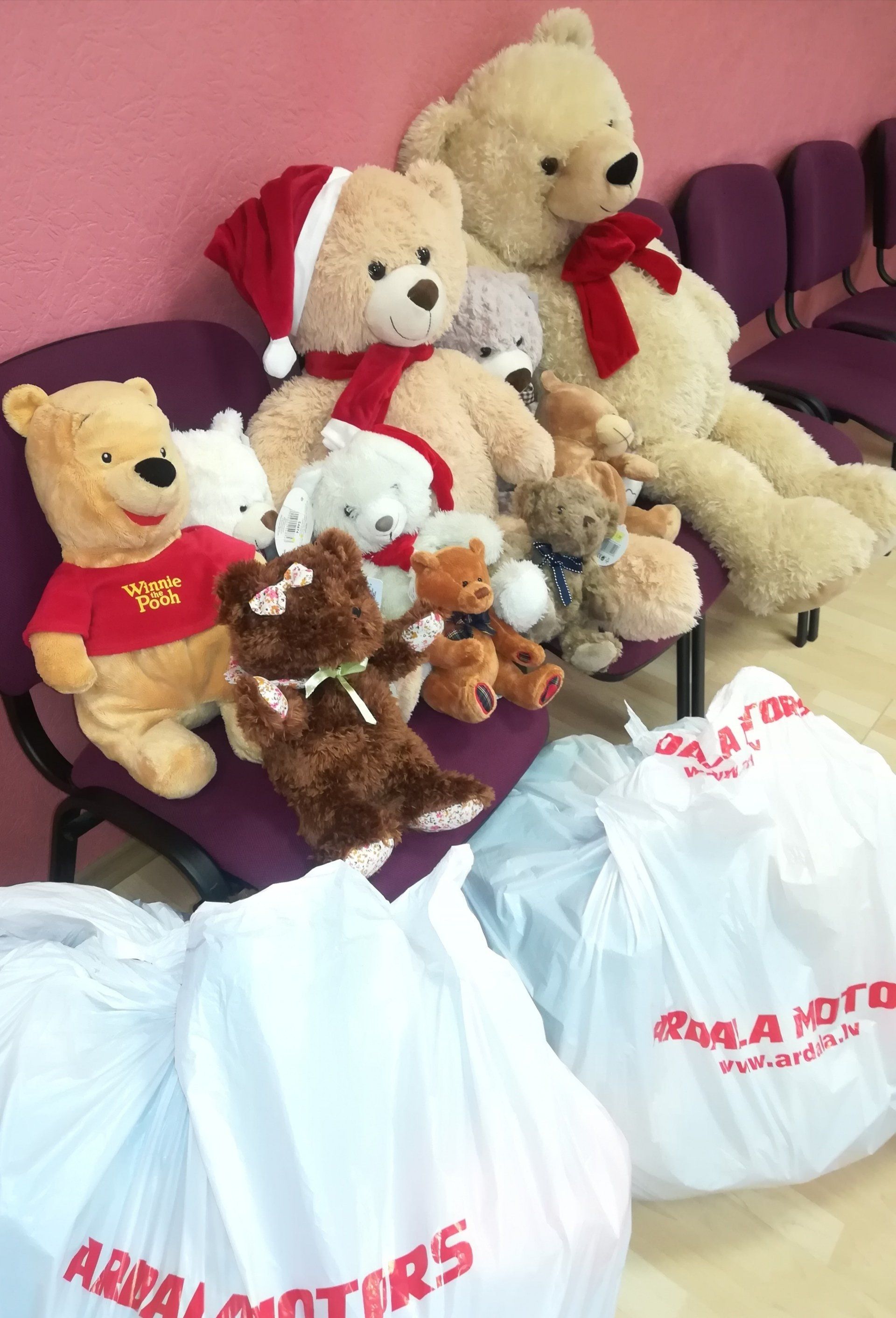 krūzes, galda piederumi, pannas, katli