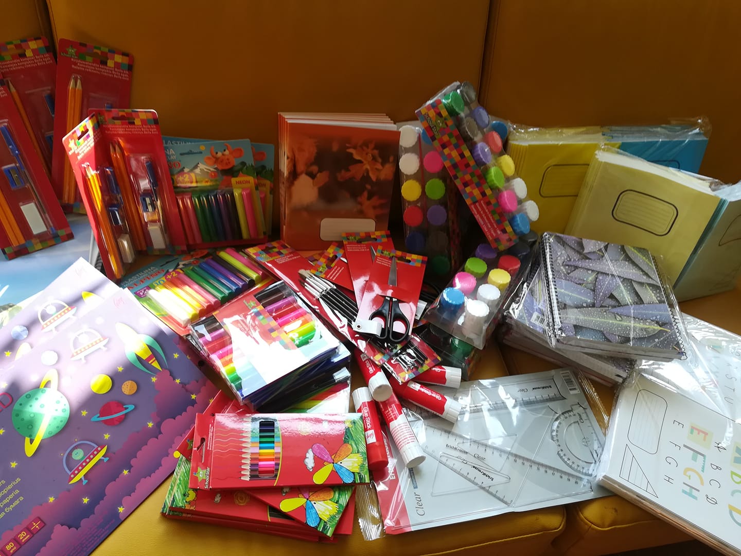 ziedot skolas grāmatas, ziedot drēbes, ziedot naudu, ziedot lietas