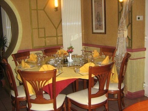 tavoli apparecchiati nel ristorante