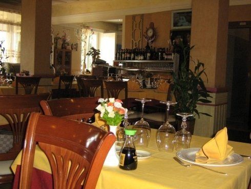 tavoli apparecchiati nella sala interna del ristorante