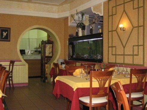 tavoli apparecchiati all'interno del ristorante