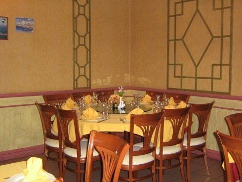 Tavoli in legno nel ristorante