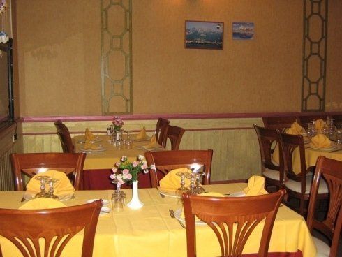 Tavoli nel ristorante pizzeria