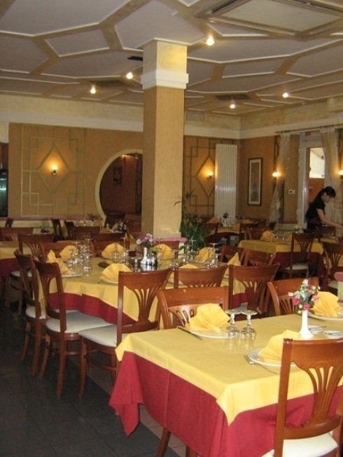 Tavoli nel ristorante italiano e cinese