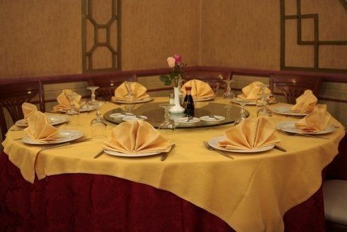 Tavolo con tovaglia gialla