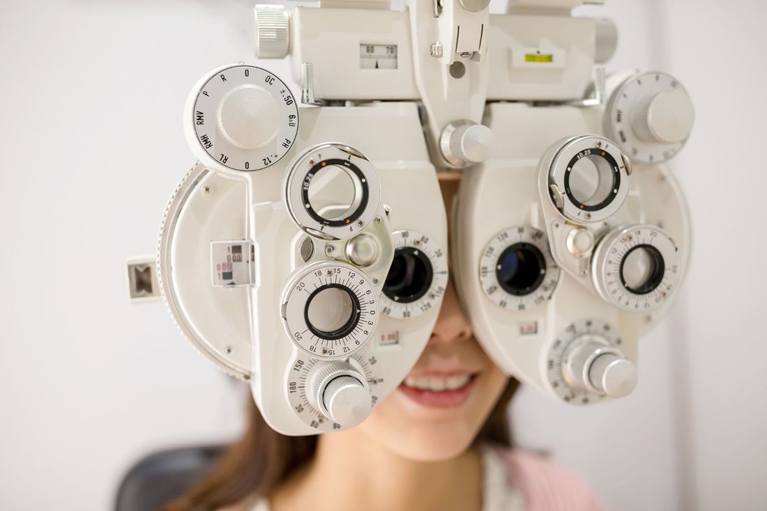 cliente durante una visita optometrica in ottica