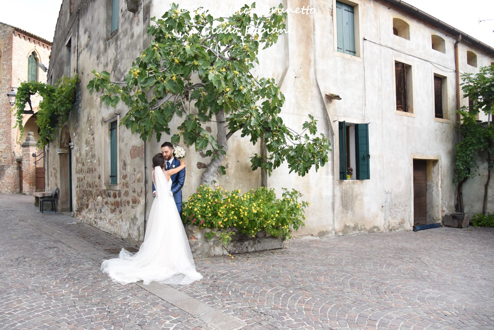 sposi dopo la celebrazione mentre si baciano
