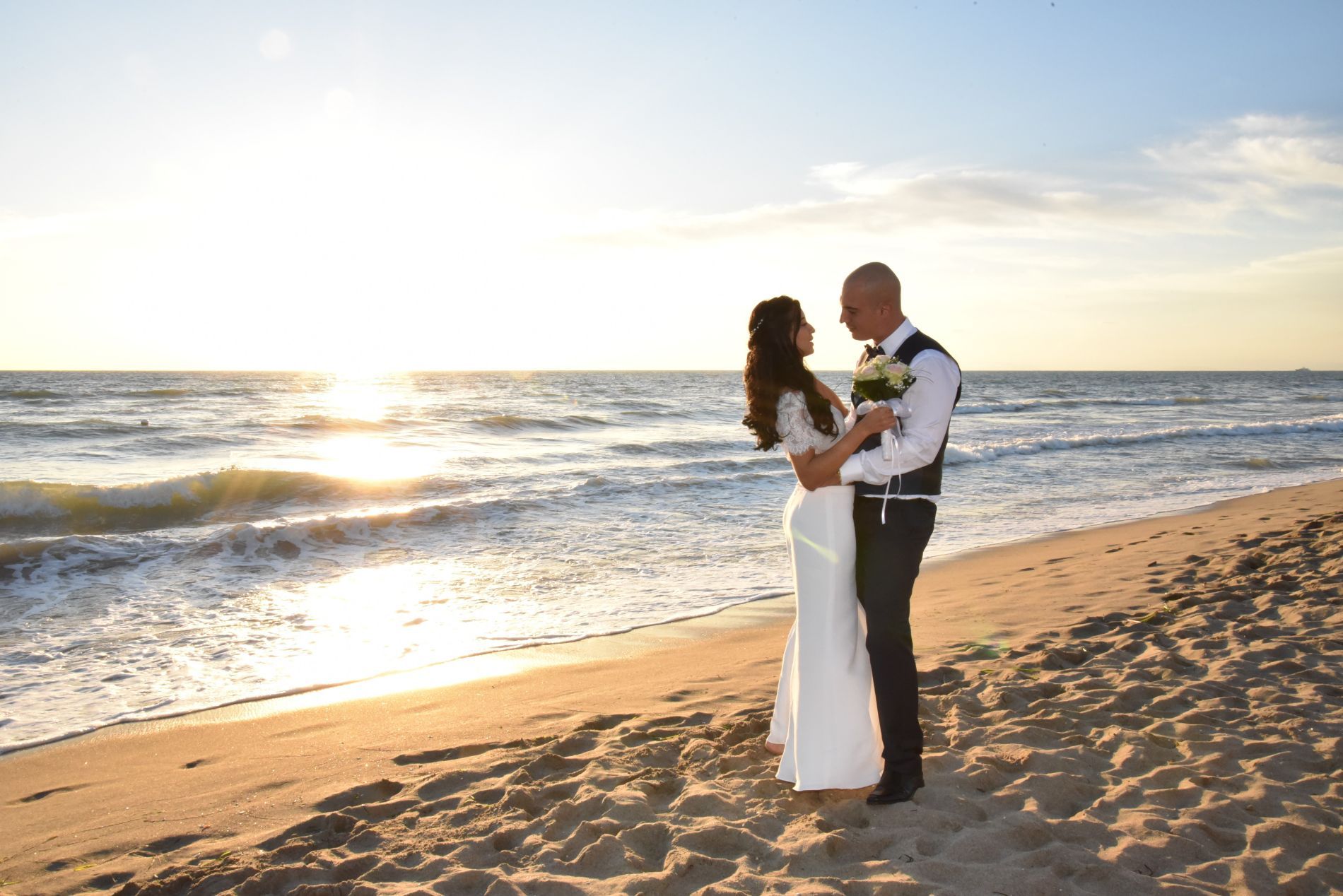 sposi abbracciati in spiaggia