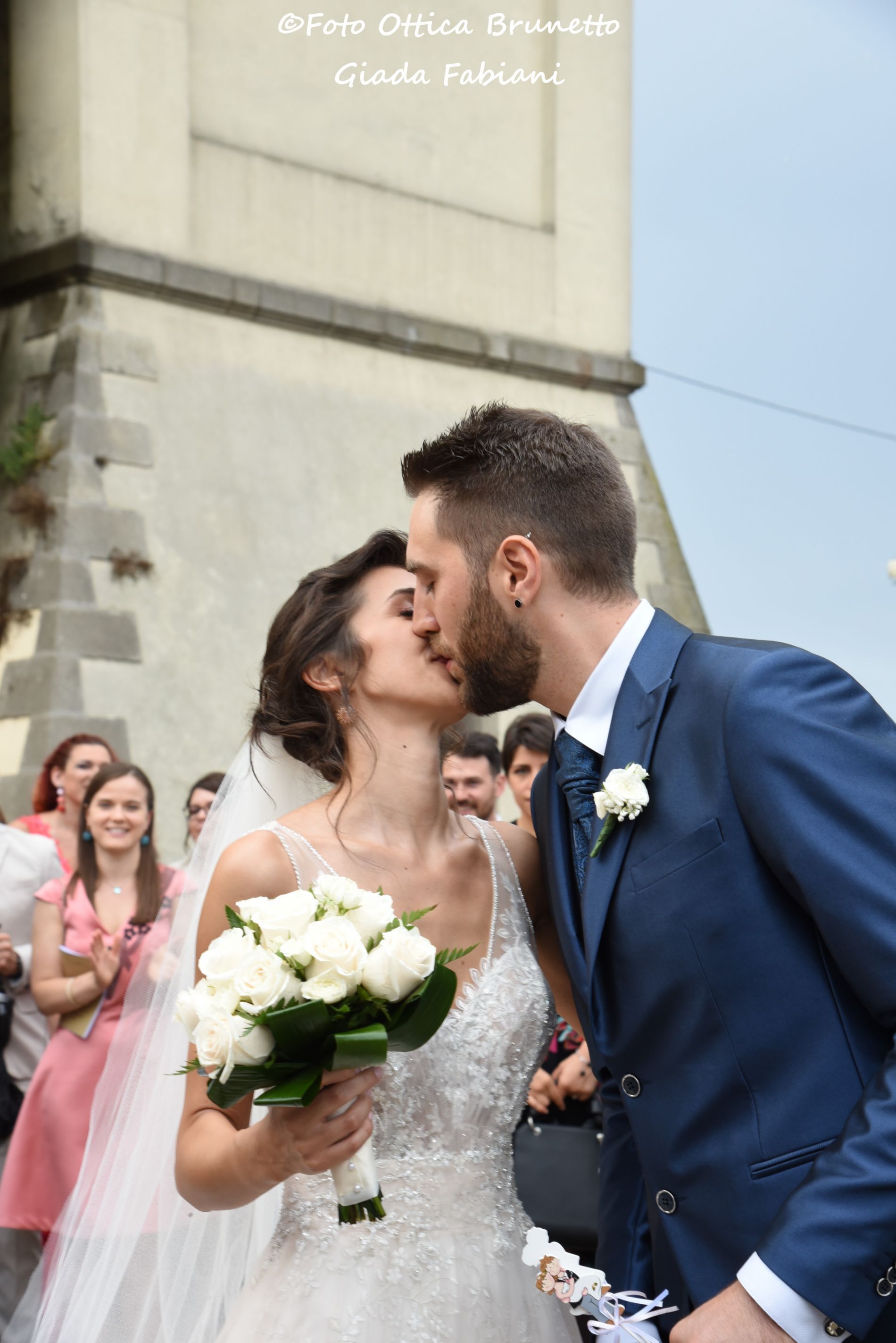 sposi fuori dalla chiesa