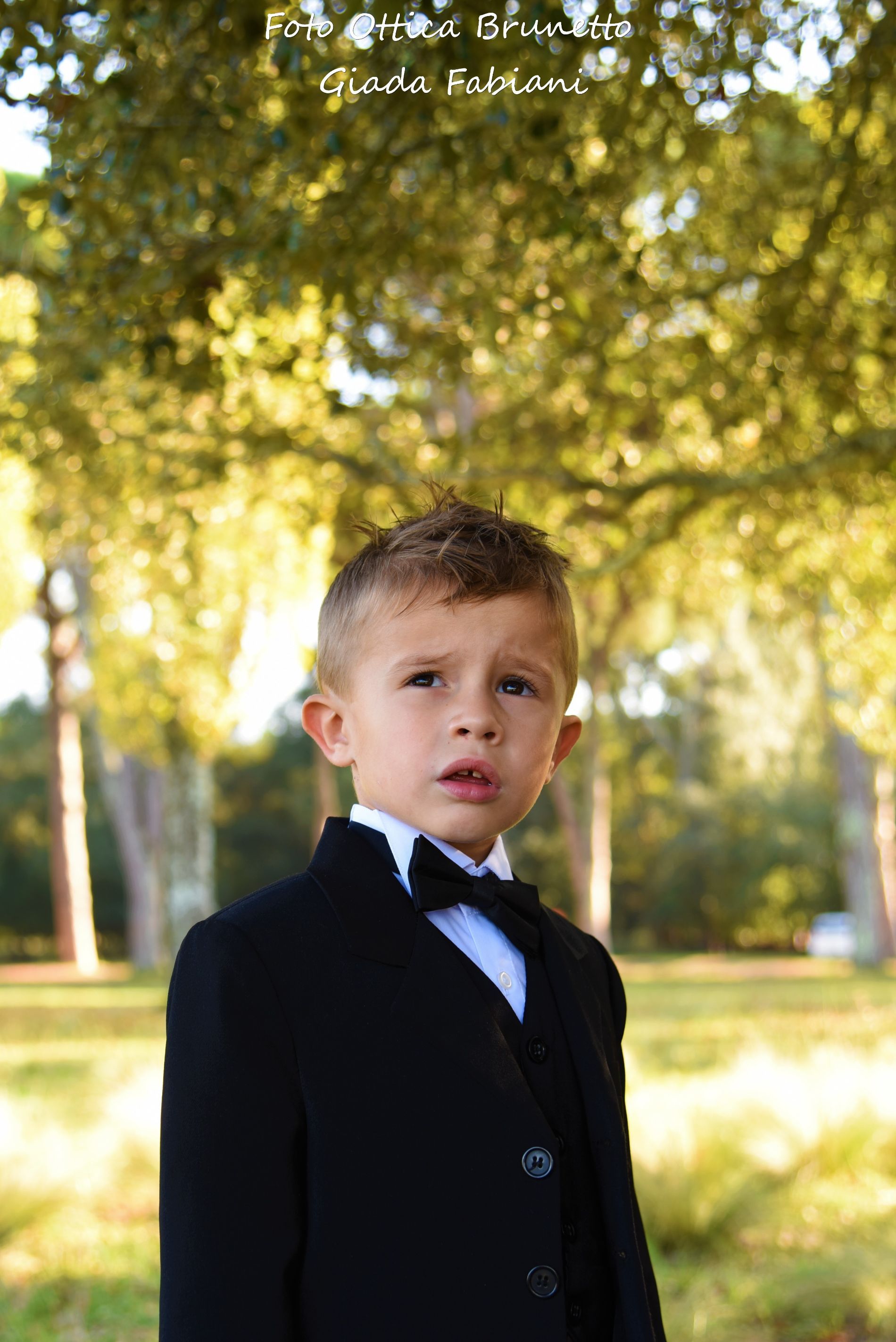 bambino durante una cerimonia con abito