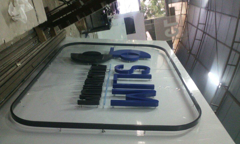 insegne commerciali luminose